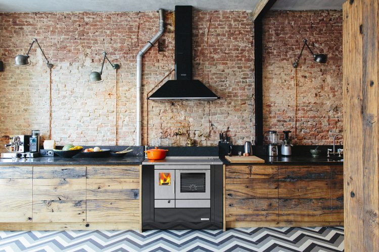 Cuisinière à bois Cook'R 80 de Morvan, puissance de 5,2 kW, avec un rendement de 87 %. Disponible en trois finitions (noir, blanc, et anthracite) et équipée d’une plaque de cuisson en acier poli et d’un four spacieux. Conçue pour une intégration facile avec des boucliers thermiques, elle offre une cuisson authentique au bois et un chauffage d’appoint, créant une ambiance chaleureuse dans la cuisine.