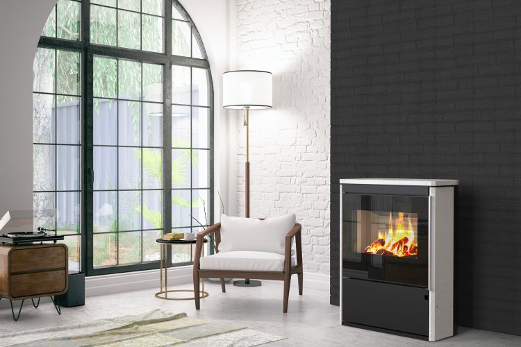 Poêle à bois Horizon de Morvan, avec une puissance de 8,1 kW, disponible en finitions acier noir et pierre de taille. Conçu pour des bûches de 50 cm, il intègre un espace de rangement pour le bois et offre une vue panoramique sur les flammes grâce à sa porte vitrée. Performant et écologique, ce modèle est certifié Flamme Verte pour un chauffage respectueux de l’environnement.