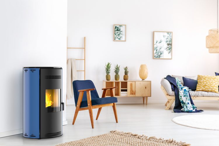 Poêle à granulés Sph'R bleu océan de MORVAN, puissance modulable de 3,5 à 8,3 kW, rendement de 92 %. Équipé d'une télécommande avec thermostat d'ambiance pour un contrôle automatique de la température. Design moderne avec système de triple combustion et bougie en cristal de quartz pour un allumage rapide et une consommation d'énergie réduite.