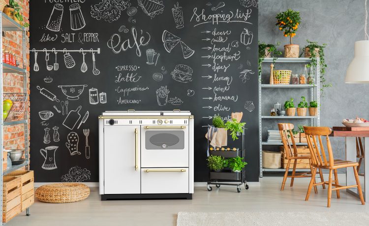 Poêle à bois MC20 de Morvan, avec une puissance de 22,6 kW et un rendement de 82,9 %. Ce modèle est conçu pour chauffer efficacement de grandes surfaces et peut être raccordé à un circuit de chauffage central. Il combine esthétique traditionnelle, robustesse et praticité grâce à une grande porte vitrée offrant une belle vue sur les flammes. Idéal pour les utilisateurs cherchant une solution puissante et économique, avec des finitions élégantes en anthracite ou blanc.