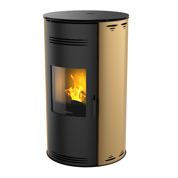 Poêle à granulés Sph'R or de MORVAN, puissance modulable de 3,5 à 8,3 kW, rendement de 92 %. Équipé d'une télécommande avec thermostat d'ambiance pour un contrôle automatique de la température. Design moderne avec système de triple combustion et bougie en cristal de quartz pour un allumage rapide et une consommation d'énergie réduite.