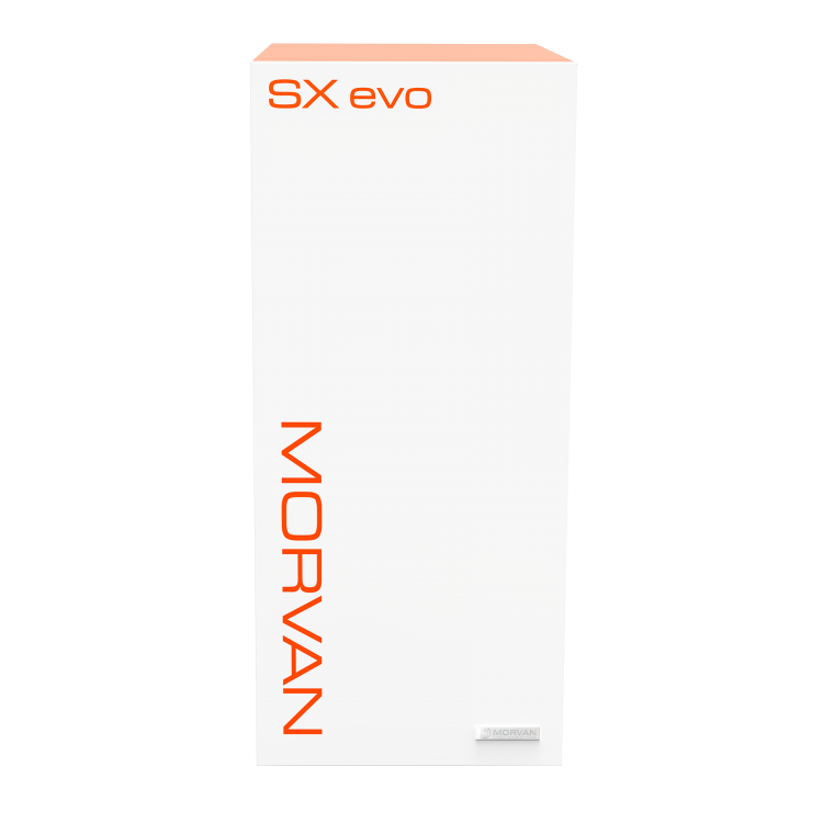 Chaudière SX EVO à tirage forcé (18 à 40 kW), avec rendement supérieur à 90 % et classe A+. Dotée d'une double chambre de combustion à effet vortex pour une combustion optimisée, d'une régulation par sonde lambda, et d'un entretien facilité grâce à l'accès aux cendres en façade. Tous les composants sont accessibles par le dessus pour une maintenance simplifiée.