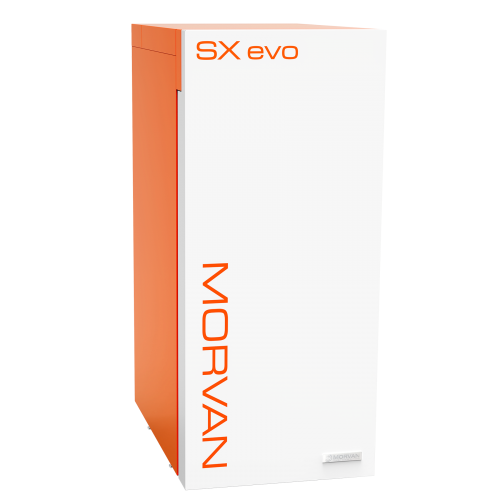 Chaudière SX EVO à tirage forcé (18 à 40 kW), avec rendement supérieur à 90 % et classe A+. Dotée d'une double chambre de combustion à effet vortex pour une combustion optimisée, d'une régulation par sonde lambda, et d'un entretien facilité grâce à l'accès aux cendres en façade. Tous les composants sont accessibles par le dessus pour une maintenance simplifiée.