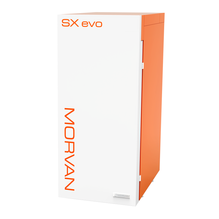 Chaudière SX EVO à tirage forcé (18 à 40 kW), avec rendement supérieur à 90 % et classe A+. Dotée d'une double chambre de combustion à effet vortex pour une combustion optimisée, d'une régulation par sonde lambda, et d'un entretien facilité grâce à l'accès aux cendres en façade. Tous les composants sont accessibles par le dessus pour une maintenance simplifiée.