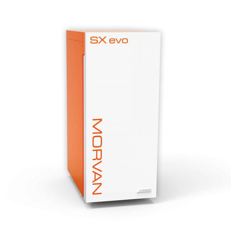 Chaudière SX EVO à tirage forcé (18 à 40 kW), avec rendement supérieur à 90 % et classe A+. Dotée d'une double chambre de combustion à effet vortex pour une combustion optimisée, d'une régulation par sonde lambda, et d'un entretien facilité grâce à l'accès aux cendres en façade. Tous les composants sont accessibles par le dessus pour une maintenance simplifiée.