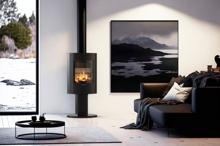 Ambiance du poêle à bois Stel'R de Morvan, avec une puissance de 4,5 kW et un rendement énergétique de 81 %. Conçu pour brûler des bûches de 25 cm, ce poêle au design élégant des années 50 assure un chauffage performant et écologique grâce à sa technologie de triple combustion.