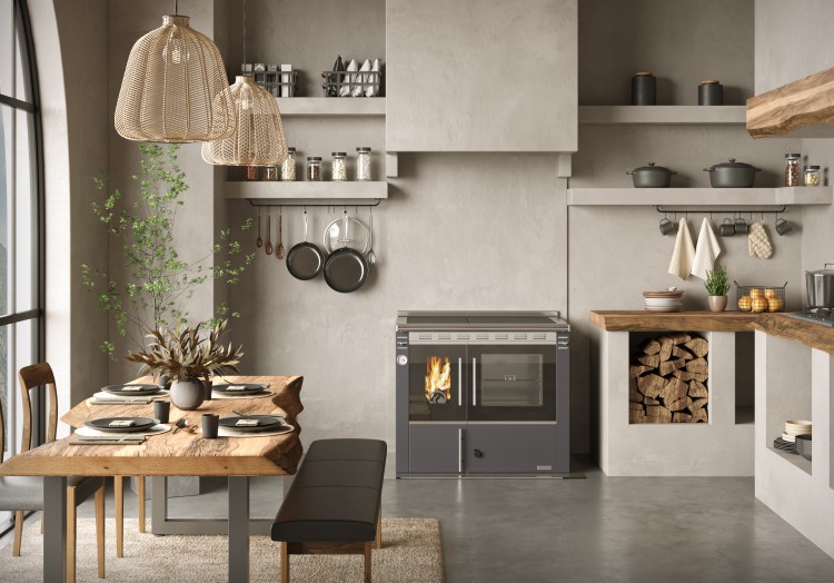 photo ambiance cuisinière à bois Arthéna 20 de Morvan, puissance de 17,2 kW avec un rendement de 82,9 %. Équipée d’une plaque de cuisson en fonte polie et d’un grand four, elle est conçue pour chauffer une maison entière et se raccorder à un circuit de chauffage central. Acceptant des bûches, elle combine un chauffage efficace et une cuisson traditionnelle, disponible en finition anthracite ou ivoire.