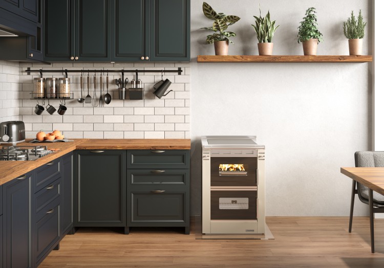 photo ambiance cuisinière à bois Cook'R 60 de Morvan, puissance de 7,5 kW et rendement de 81,2 %. Disponible en trois finitions (blanc, anthracite, et bordeaux), avec plaque de cuisson en acier poli et four spacieux de 40 L. Compacte (60 cm de largeur), elle est idéale pour les cuisines intégrées et offre un chauffage d’appoint performant avec un charme rustique.