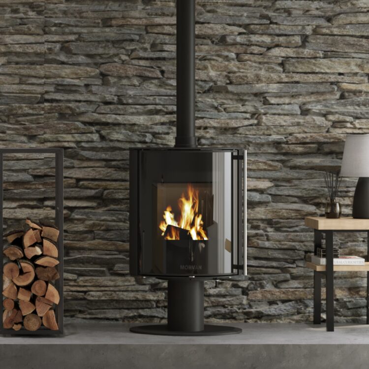 Poêle à bois Hemisph'R de Morvan, avec une puissance de 6,2 kW, design intemporel sur pied tulipe et finition en pierre ollaire pour une meilleure accumulation et diffusion de la chaleur. Pivotant à 360°, il permet une vision complète des flammes dans tous les angles. Conçu pour des bûches de 33 cm, il est idéal pour les petits espaces, offrant un chauffage efficace et esthétique.