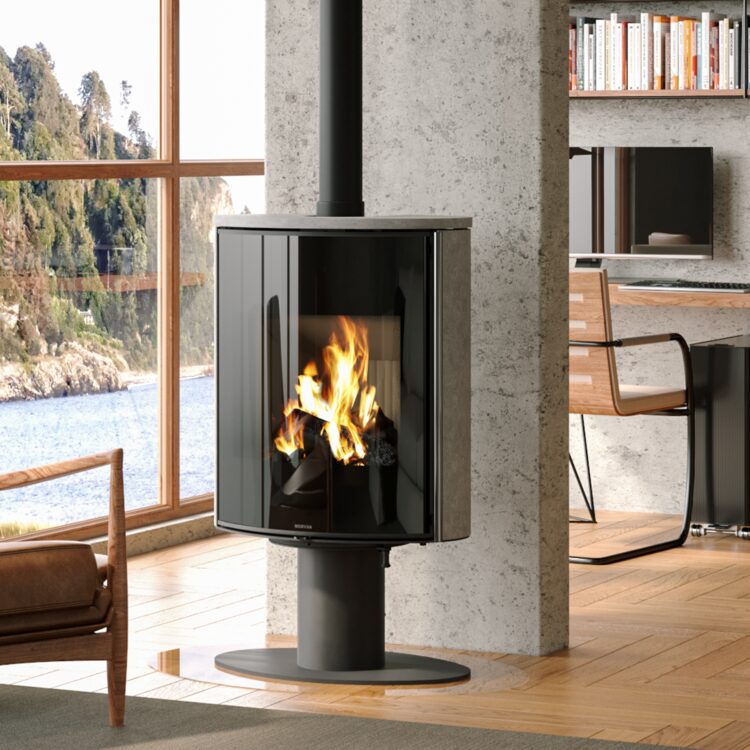 Poêle à bois Hemisph'R de Morvan, avec une puissance de 6,2 kW, design intemporel sur pied tulipe et finition en pierre ollaire pour une meilleure accumulation et diffusion de la chaleur. Pivotant à 360°, il permet une vision complète des flammes dans tous les angles. Conçu pour des bûches de 33 cm, il est idéal pour les petits espaces, offrant un chauffage efficace et esthétique.