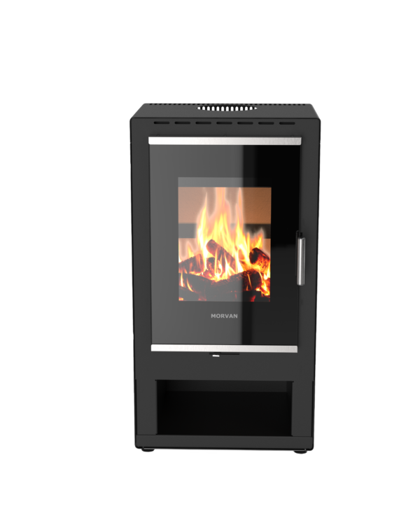 Poêle à bois K'Lin noir de Morvan, avec une puissance de 8 kW, conçu pour accueillir des bûches de 40 cm. Son design élégant et ses finitions inox brossé en font un élément chic pour tout intérieur. Il est équipé d'une grande porte vitrée pour profiter pleinement de la chaleur et de la lumière du feu.