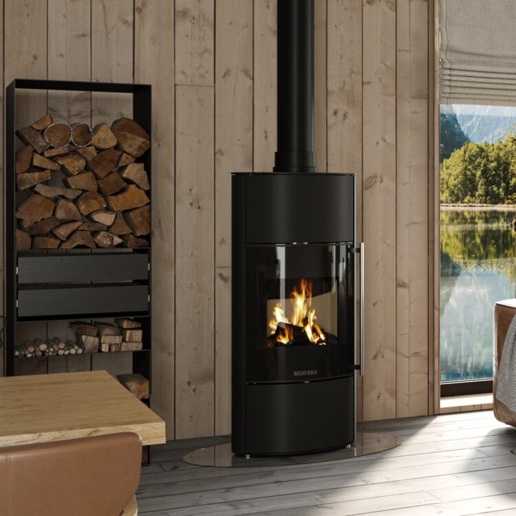 Poêle à bois Hemisph'R L de Morvan, avec une puissance de 6,3 kW, disponible en finition anthracite ou pierre ollaire pour une rétention de chaleur durable. Ce modèle sans rotation propose un vaste espace de rangement pour les bûches et un accumulateur thermique pour prolonger la diffusion de chaleur, idéal pour les maisons à isolation renforcée.