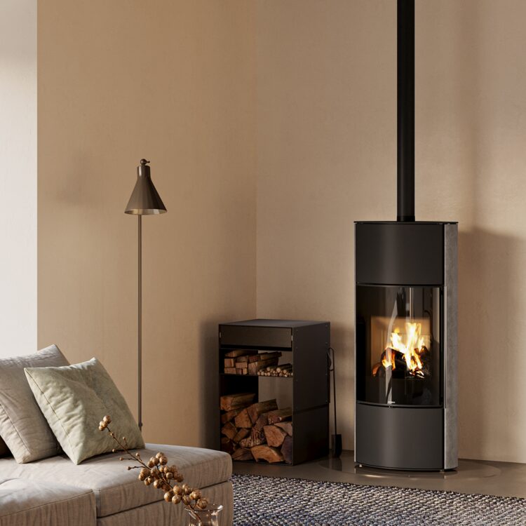 Poêle à bois Hemisph'R L de Morvan, avec une puissance de 6,3 kW, disponible en finition anthracite ou pierre ollaire pour une rétention de chaleur durable. Ce modèle sans rotation propose un vaste espace de rangement pour les bûches et un accumulateur thermique pour prolonger la diffusion de chaleur, idéal pour les maisons à isolation renforcée.