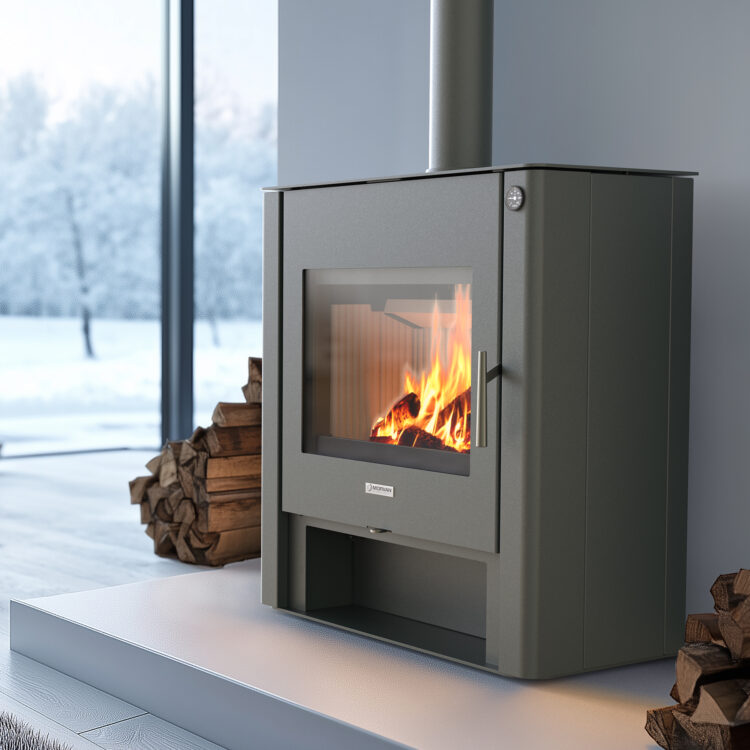 Photo ambiance du poêle à bois Morvan Solido, au design sobre et élégant, avec une puissance de 10,9 kW. Équipé d'une porte à double vitrage haute température, d’un habillage du foyer en pierre réfractaire et d'une grille de combustion en fonte, ce poêle offre une vision du feu optimale grâce à son large écran de 53 x 39 cm. Il est également compatible avec un ballon tampon pour une installation performante et un confort thermique accru.