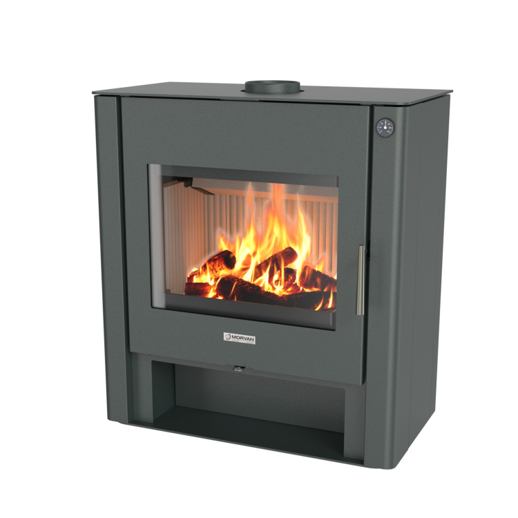 Photo du poêle à bois Morvan Solido, au design sobre et élégant, avec une puissance de 10,9 kW. Équipé d'une porte à double vitrage haute température, d’un habillage du foyer en pierre réfractaire et d'une grille de combustion en fonte, ce poêle offre une vision du feu optimale grâce à son large écran de 53 x 39 cm. Il est également compatible avec un ballon tampon pour une installation performante et un confort thermique accru.
