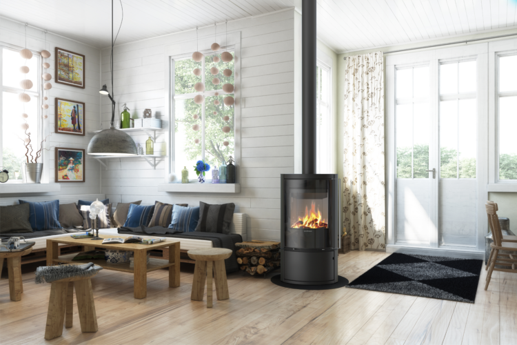 photo ambiance poêle à bois Sol'R de Morvan, avec une puissance de 7 kW et un design pivotant à 360°, permettant une vision complète des flammes. Ce poêle combine esthétique et performances énergétiques, avec un compartiment à bûches fermé et une alimentation manuelle.